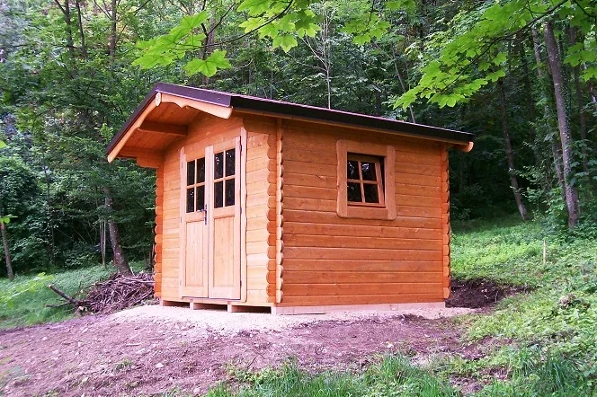 casetta in legno a incastro con porta doppia e finestra 1